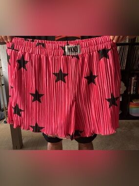 never worn - WkndChasers - Pink Star Print Pleated Women's Shorts